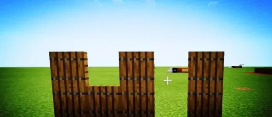 如何在Minecraft中建造农舍?/><p>2.在这面墙的右边我们继续建造另一面墙,中间的预留空间是用来做窗户的。</p> <img src=
